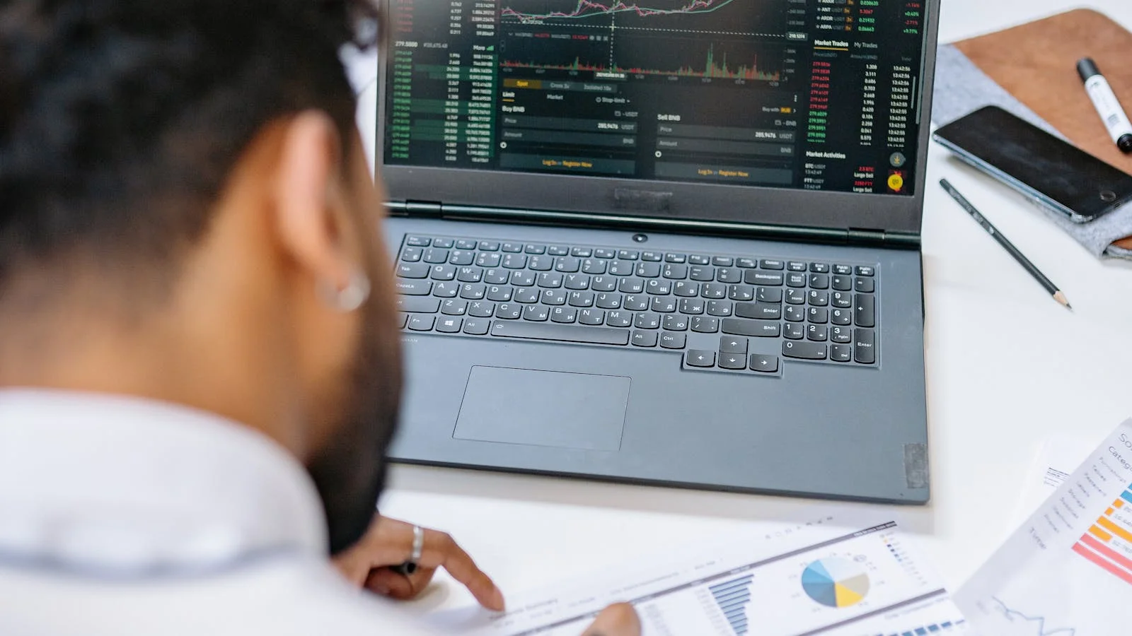 Zakelijke professional die IT-budget bekijkt op een laptop
