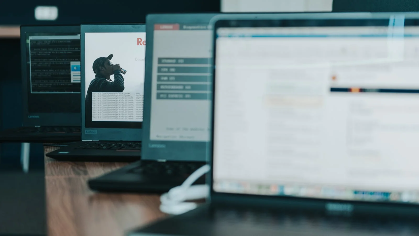 Rij laptops op kantoor — beheer van apparatenvloot